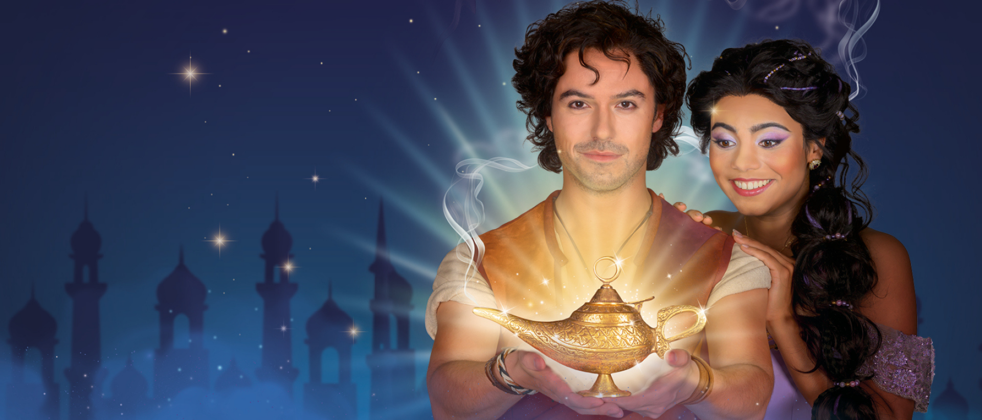 Stijn Mac Gillavry en Natascha Molly als Aladdin en Layla met gloeiende lamp in Aladdin de Musical van Van Hoorne Studios