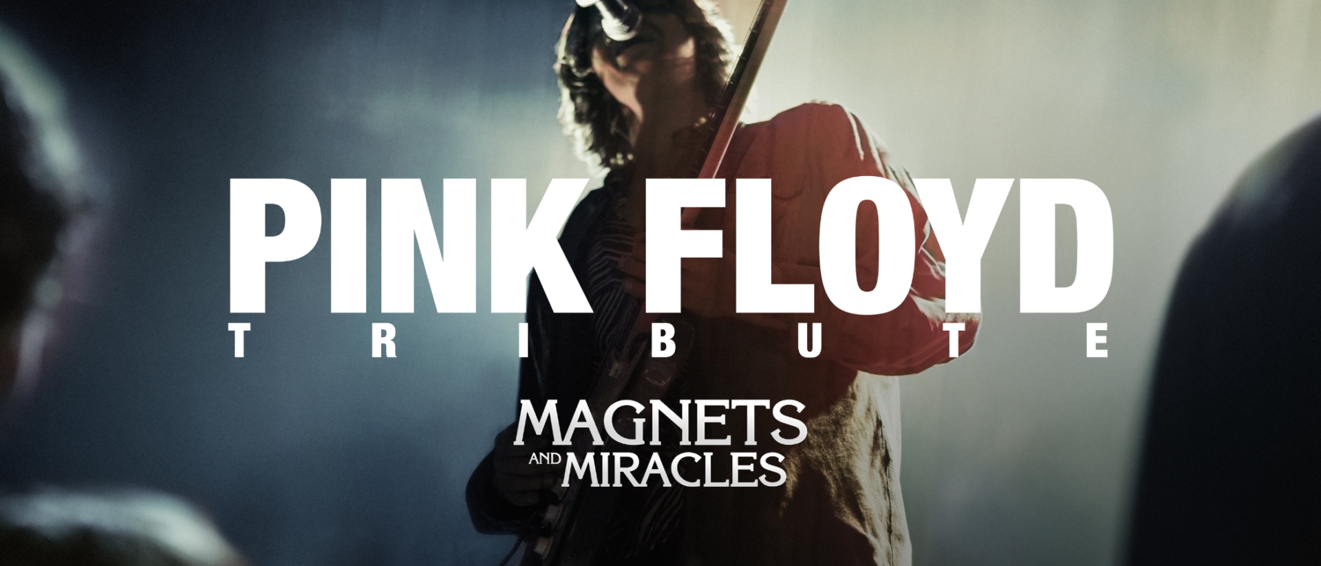 Gitarist van Magnets and Miracles op het podium tijdens Pink Floyd Tribute in sfeervol tegenlicht