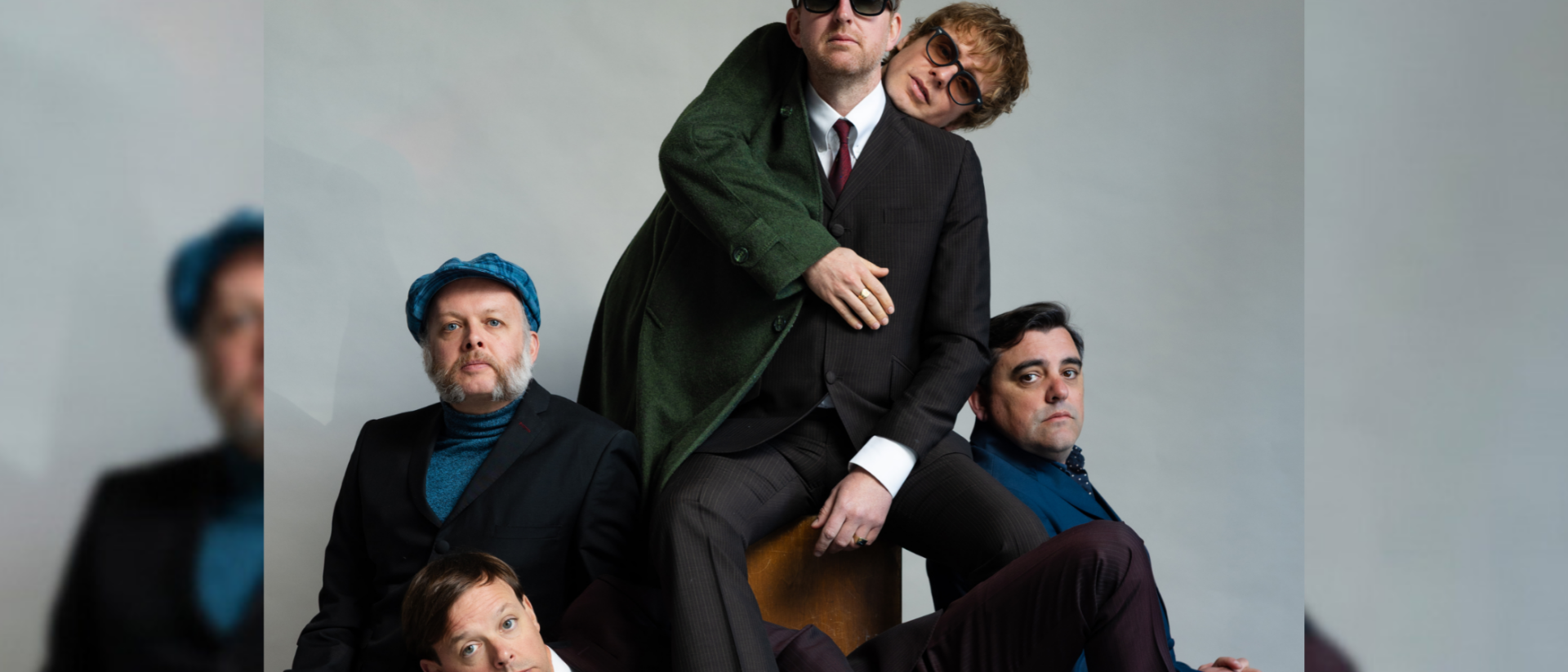 The Kik vijf bandleden in retro pakken groepsportret Hertaalt The Beatles