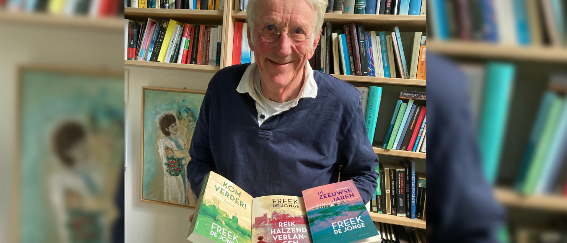 Freek de Jonge met drie memoires-boeken in bibliotheek Wisten Wij Veel