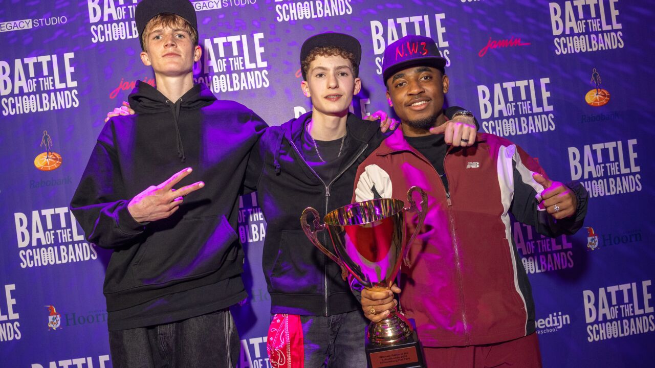 NW3 met winnaarsbeker van Battle of the Schoolbands 2026 in Schouwburg Het Park, Hoorn